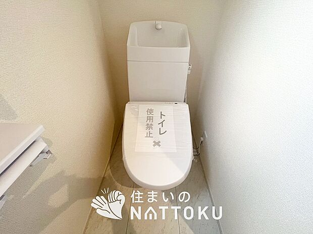 【トイレ】汚れてもサッとひと拭きでお手入れ簡単、エコ仕様の温水洗浄便座付きのトイレです。
バリアフリーにも配慮しています。