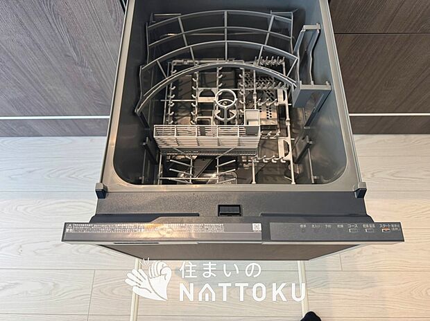 【食器洗い乾燥機】食後の時間にゆとりを与えてくれる食器洗い乾燥機。
操作ボタンも上面にあるので、腰をかがめずに操作ができラクラクです。