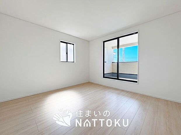 【現地写真(寝室)】木目の美しさを際立たせるシンプルデザインの建具を使用しています。