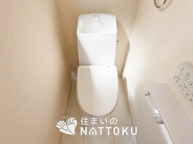 【トイレ】汚れてもサッとひと拭きでお手入れ簡単、エコ仕様の温水洗浄便座付きのトイレです。
バリアフリーにも配慮しています。