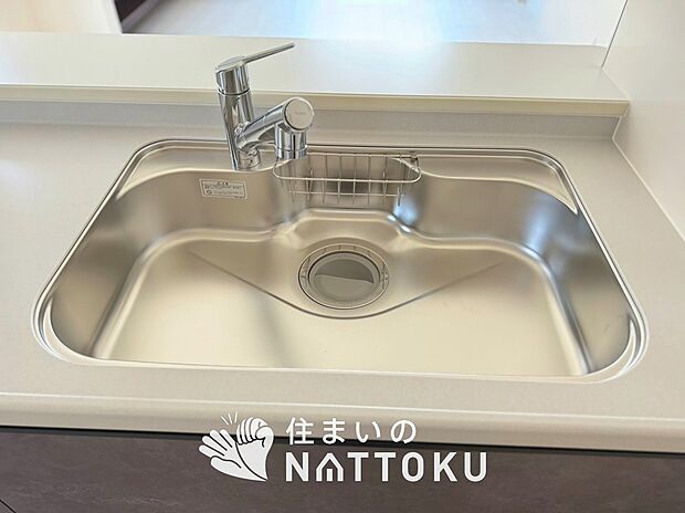 【浄水器内臓型ハンドシャワー付シンク】傷や汚れが付きにくい静音仕様の全面エンボス加工シンク。
また、蛇口の先端に浄水器を内蔵。浄水シャワーが使える毎分4リットルのたっぷり浄水。