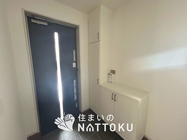 【現地写真(玄関)】玄関には、大型のシューズ収納を設置しています。