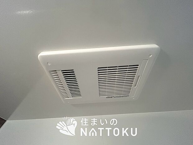 【浴室暖房換気乾燥機】入浴後の水滴や湿気を排出し、カビの発生や臭いを抑制します。
雨の日の洗濯物にも効果的です。
