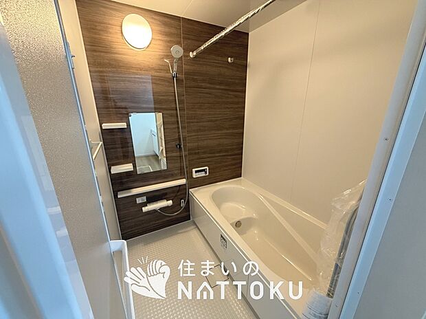 【現地写真（浴室）】浴室暖房乾燥機付き。１坪タイプで広々です。