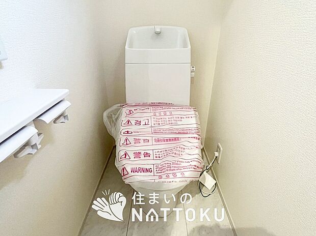 【トイレ】汚れてもサッとひと拭きでお手入れ簡単、エコ仕様の温水洗浄便座付きのトイレです。
バリアフリーにも配慮しています。