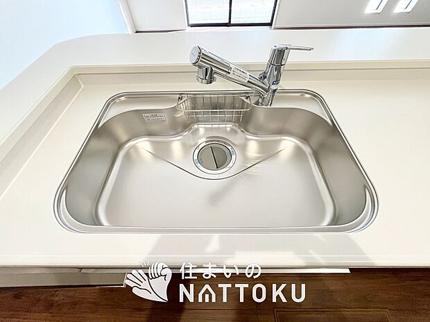 【浄水器内臓型ハンドシャワー付シンク】傷や汚れが付きにくい静音仕様の全面エンボス加工シンク。
また、蛇口の先端に浄水器を内蔵。浄水シャワーが使える毎分4リットルのたっぷり浄水。