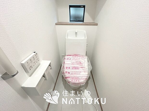 【トイレ】汚れてもサッとひと拭きでお手入れ簡単、エコ仕様の温水洗浄便座付きのトイレです。
バリアフリーにも配慮しています。
