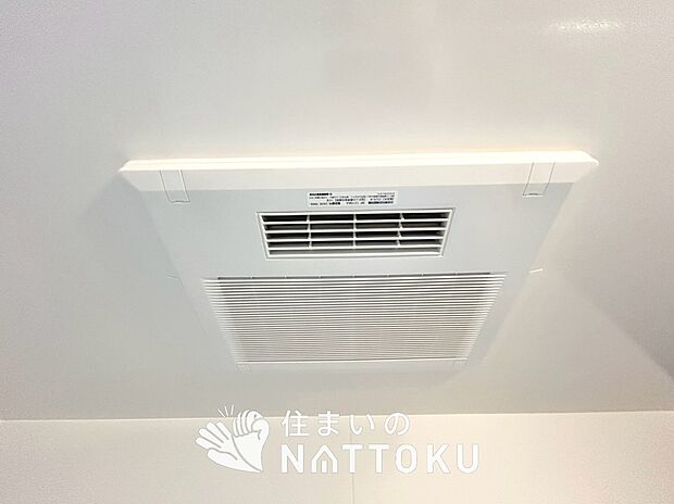 【浴室換気乾燥暖房機】寒い冬場はあたたかく、暑い夏場は扇風機のような心地よさです。
雨の日は、浴室が衣類乾燥スペースになります。
