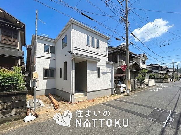 【現地写真（前道含む外観）】軽くて火災に強い屋根材を採用し、地震時の建物への負担や揺れを軽減しています。