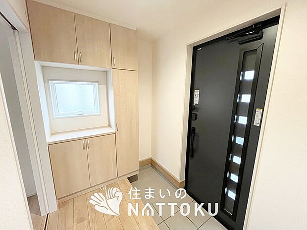 【現地写真(玄関)】玄関には、大型のシューズ収納を設置しています。