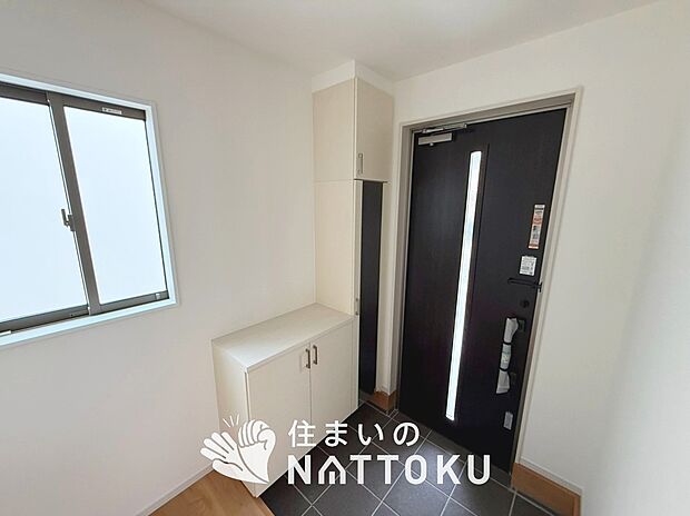 【現地写真(玄関)】玄関には、大型のシューズ収納を設置しています。