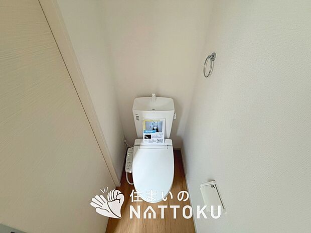 【トイレ】汚れてもサッとひと拭きでお手入れ簡単、エコ仕様の温水洗浄便座付きのトイレです。
バリアフリーにも配慮しています。