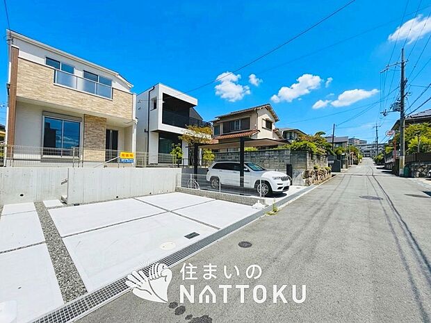 【現地写真(前道含む外観)】断熱性、気密性を高める工夫で一年中ずっと心地よく暮らせる、高気密・高断熱です。