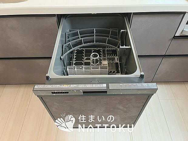【食器洗い乾燥機】食後の時間にゆとりを与えてくれる食器洗い乾燥機。
操作ボタンも上面にあるので、腰をかがめずに操作ができラクラクです。
