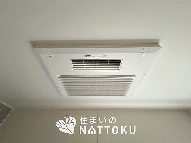 【浴室暖房換気乾燥機】寒い冬場はあたたかく、暑い夏場は扇風機のような心地よさです。
雨の日は、浴室が衣類乾燥スペースになります。
