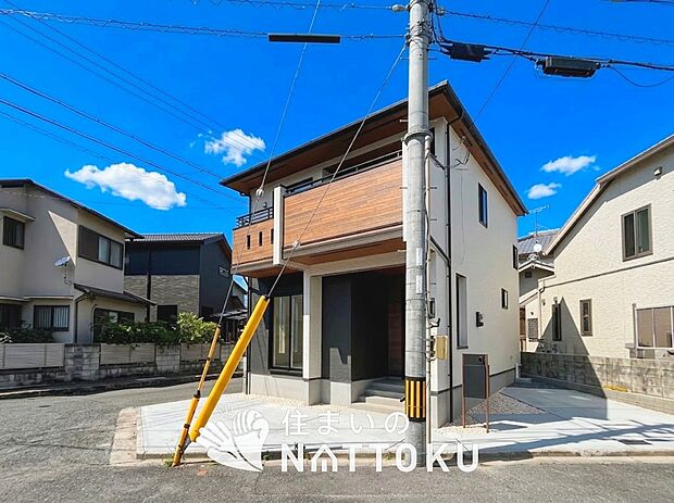【現地写真（外観）】雨で汚れを落とし、耐久性・耐候性に優れた外壁を使用しています。