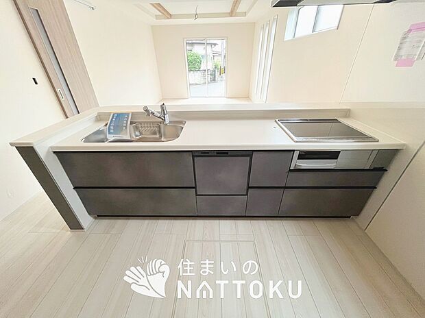 【現地写真（キッチン）】収納たっぷりのシステムキッチン、浄水器付水栓を標準装備しています。