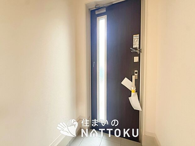 【現地写真（玄関）】玄関には、大型のシューズ収納を設置しています。