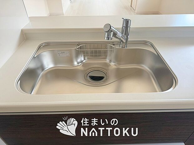 【浄水器内臓型ハンドシャワー付シンク】傷や汚れが付きにくい静音仕様の全面エンボス加工シンク。
また、蛇口の先端に浄水器を内蔵。浄水シャワーが使える毎分4リットルのたっぷり浄水。
