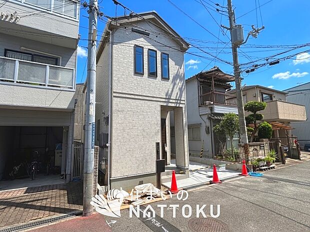 【現地写真（外観）】雨で汚れを落とし、耐久性・耐候性に優れた外壁を使用しています。