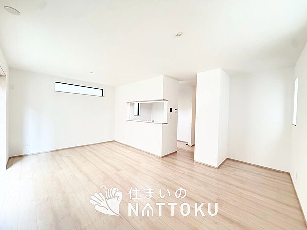【現地写真（リビング）】フローリング材には、木目、色調など木材特有の風合いがあり、ナチュラルな美しさになっています。