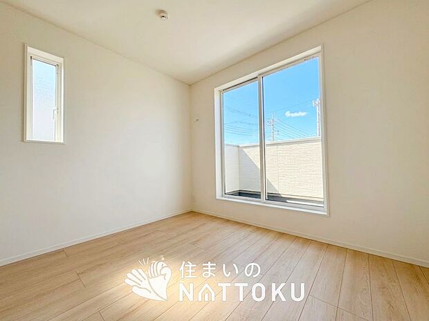 【現地写真(洋室)】木目の美しさを際立たせるシンプルデザインの建具を使用しています。