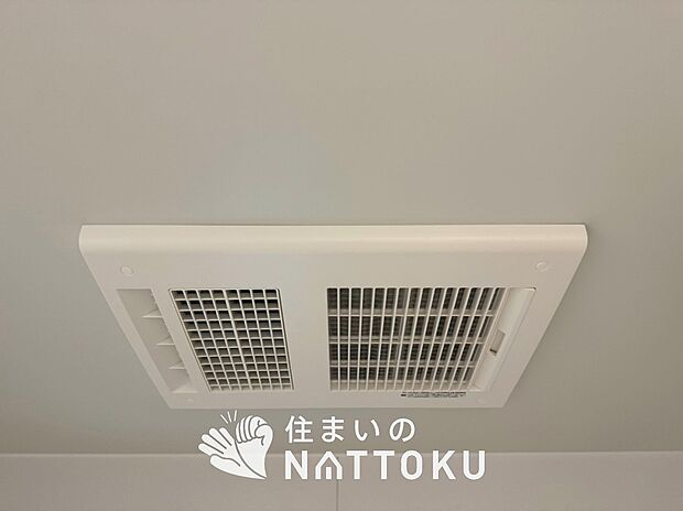 【浴室暖房換気乾燥機】サイドブロー機能で、乾燥効率アップです。
サイドに吹き出しを搭載することにより浴室内を端まで循環する気流ができ、さらに省エネ性能がアップします。
