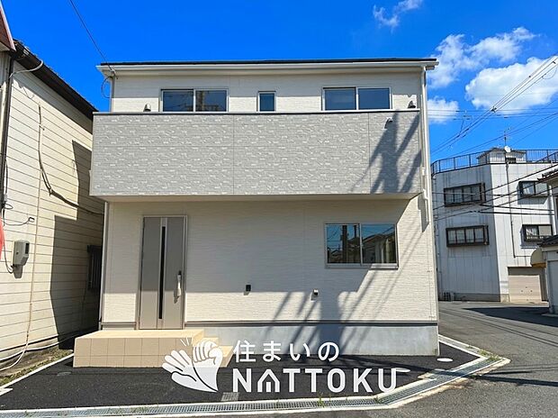 【現地写真(外観)】雨で汚れを落とし、耐久性・耐候性に優れた外壁を使用しています。
