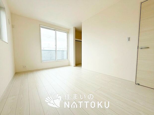 【現地写真（寝室）】木目の美しさを際立たせるシンプルデザインの建具を使用しています。