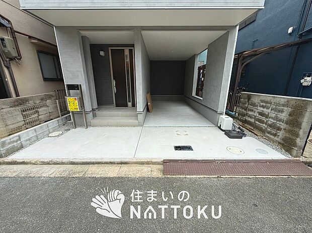 【現地写真（駐車場）】駐車スペースが広く、運転が苦手な方も安心です。
