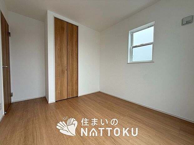 【現地写真(寝室)】木目の美しさを際立たせるシンプルデザインの建具を使用しています。
