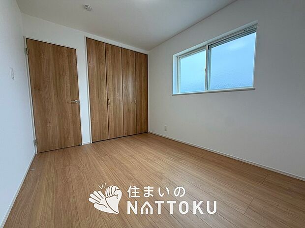 【現地写真(寝室)】木目の美しさを際立たせるシンプルデザインの建具を使用しています。