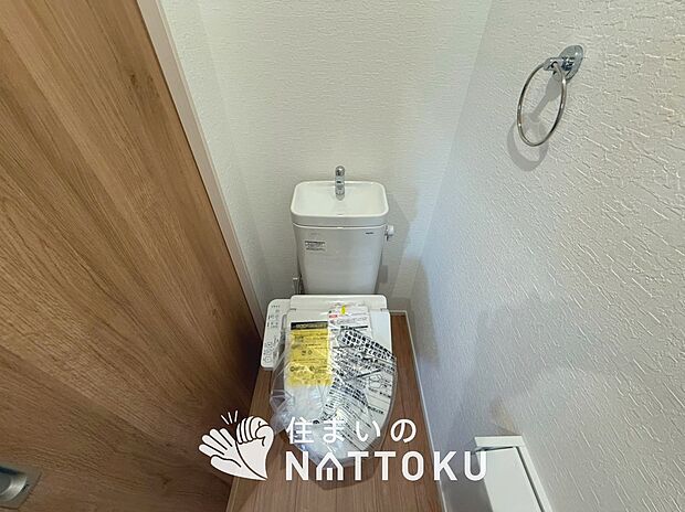 【トイレ】汚れてもサッとひと拭きでお手入れ簡単、エコ仕様の温水洗浄便座付きのトイレです。
バリアフリーにも配慮しています。