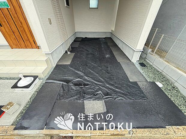【現地写真(駐車場)】駐車スペースが広く、運転が苦手な方も安心です。