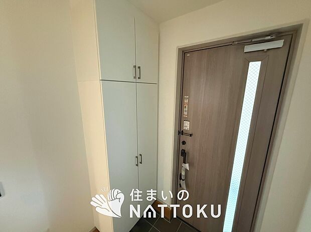 【現地写真(玄関)】玄関には、大型のシューズ収納を設置しています。