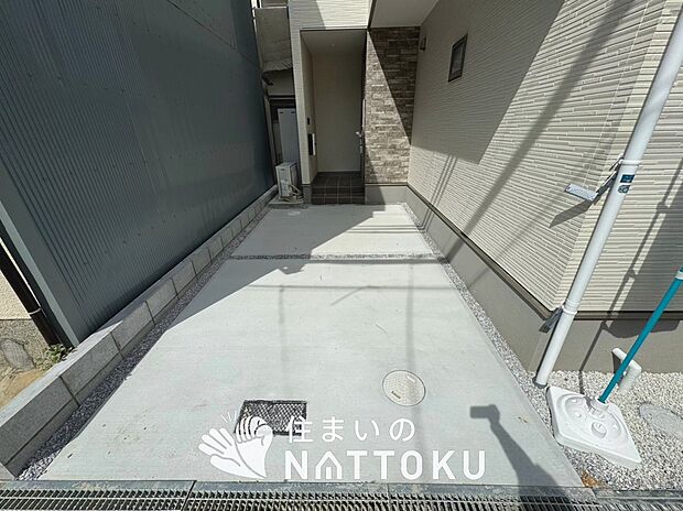 【現地写真(駐車場)】駐車スペースが広く、運転が苦手な方も安心です。