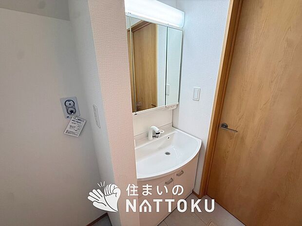 【洗面台・洗面所】鏡の両サイドは、必要なものを取出しやすく、大きな鏡面で朝の準備も快適。
使いやすいリフトアップ機能付きのシングルレバーシャワー水栓付です。