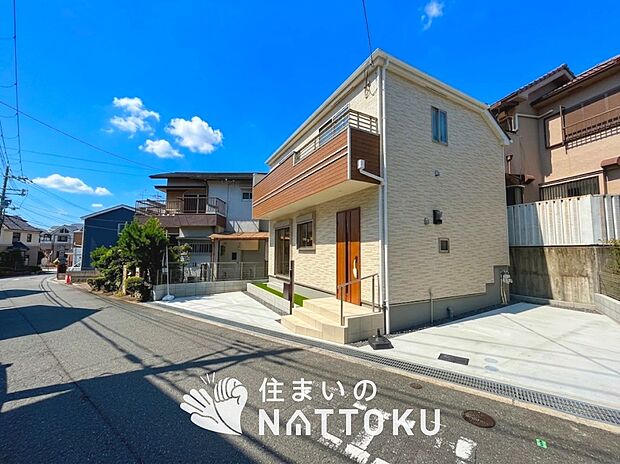 【現地写真(前道含む外観)】軽くて火災に強い屋根材を採用し、地震時の建物への負担や揺れを軽減しています。