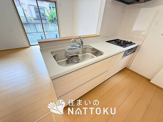 【現地写真(キッチン)】収納たっぷりのシステムキッチン、浄水器付水栓を標準装備しています。