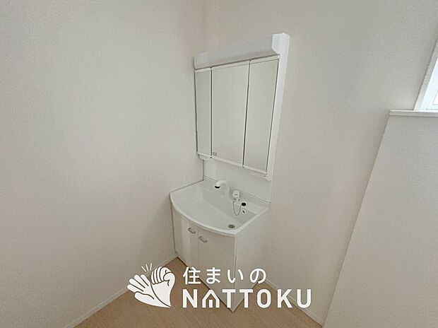 【洗面台・洗面所】鏡の両サイドは、必要なものを取出しやすく、大きな鏡面で朝の準備も快適。
使いやすいリフトアップ機能付きのシングルレバーシャワー水栓付です。
