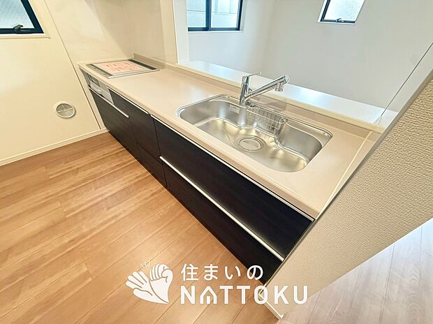 【現地写真（キッチン）】収納たっぷりのシステムキッチン、浄水器付水栓を標準装備しています。
