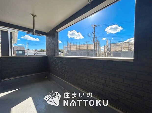 【バルコニー】奥行きが広く、洗濯物をゆったりと干せる十分な広さで、家族の洗濯も捗ります。