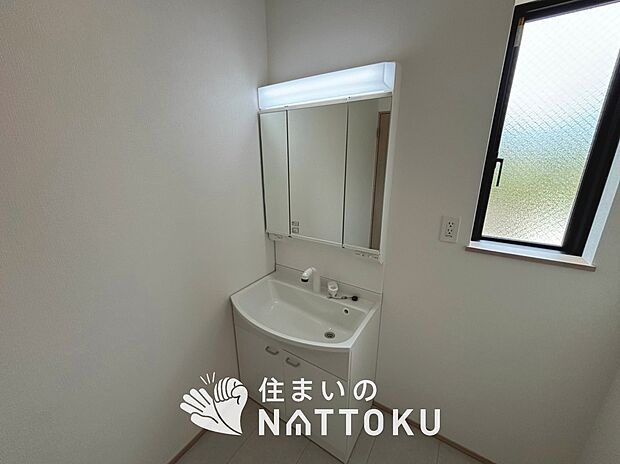 【洗面台・洗面所】鏡の両サイドは、必要なものを取出しやすく、大きな鏡面で朝の準備も快適。
使いやすいリフトアップ機能付きのシングルレバーシャワー水栓付です。