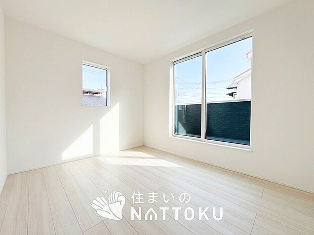 【現地写真（寝室）】木目の美しさを際立たせるシンプルデザインの建具を使用しています。