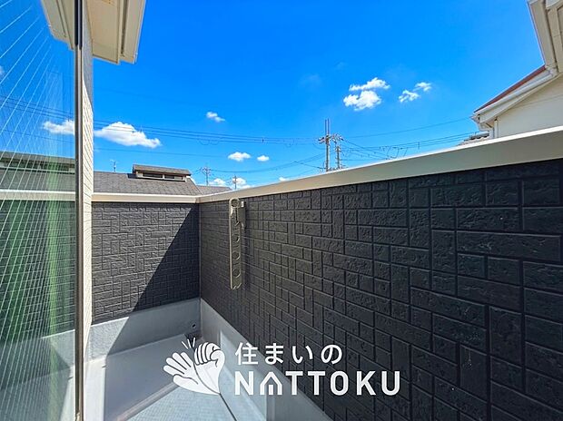 【バルコニー】奥行きが広く、洗濯物をゆったりと干せる十分な広さで、家族の洗濯も捗ります。