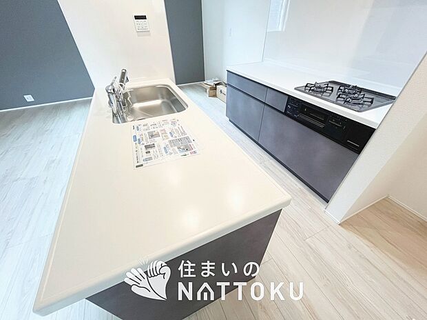 【現地写真(キッチン)】収納たっぷりのシステムキッチン、浄水器付水栓を標準装備しています。