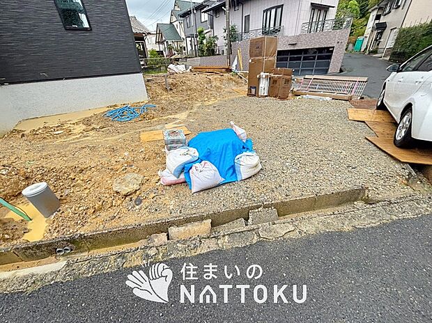 【現地写真（駐車場）】駐車スペースが広く、運転が苦手な方も安心です。