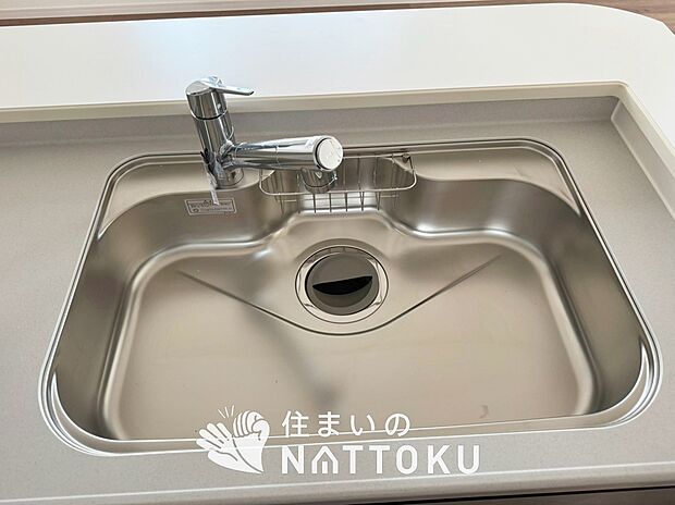 【浄水器内臓型ハンドシャワー付シンク】傷や汚れが付きにくい静音仕様の全面エンボス加工シンク。
また、蛇口の先端に浄水器を内蔵。浄水シャワーが使える毎分4リットルのたっぷり浄水。