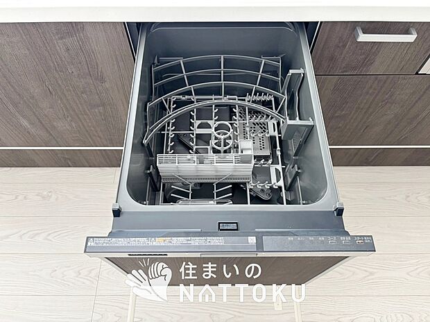 【食器洗い乾燥機】食後の時間にゆとりを与えてくれる食器洗い乾燥機。
操作ボタンも上面にあるので、腰をかがめずに操作ができラクラクです。