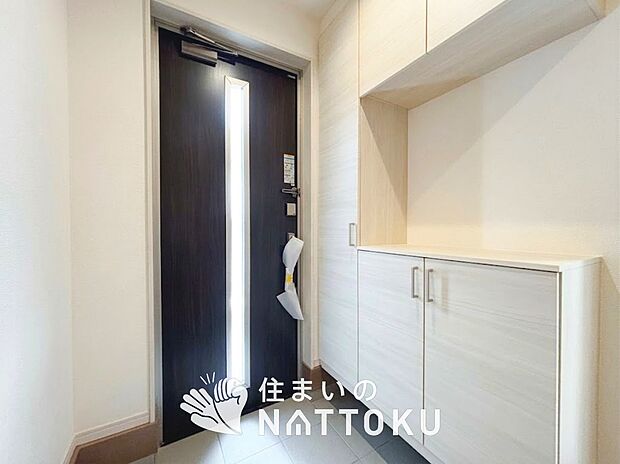 【現地写真(玄関)】玄関には、大型のシューズ収納を設置しています。